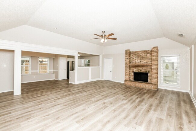 Building Photo - 1913 Green Willow Dr