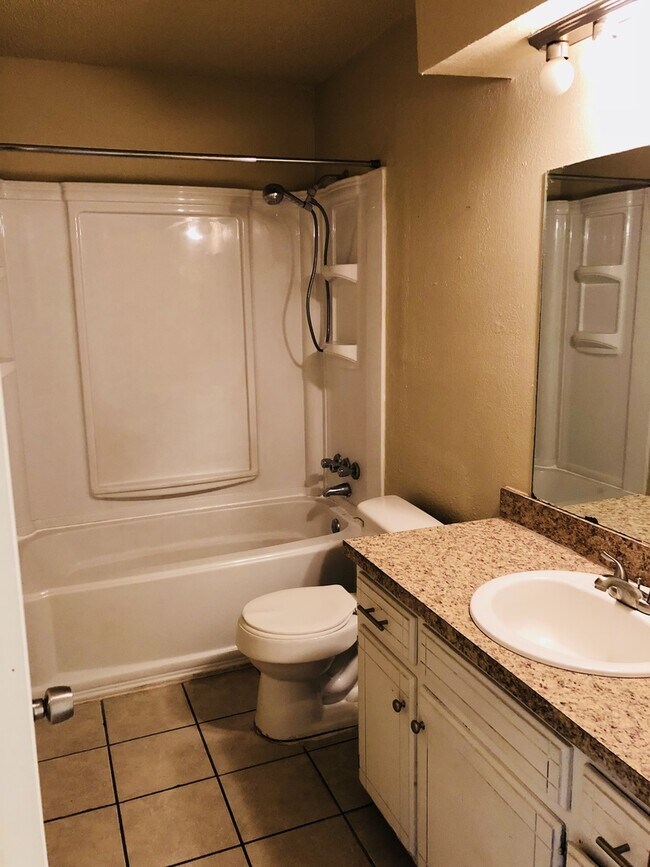 Foto del edificio - UPDATED DUPLEX NEAR I-240 CORRIDOR!