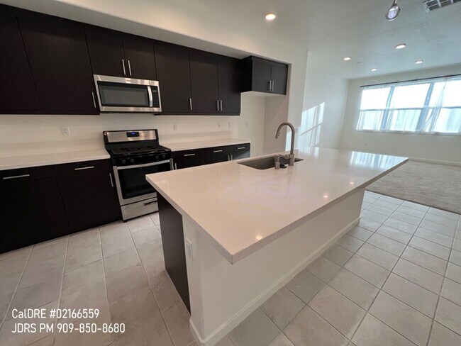 Foto del edificio - Price Lowered! Rancho Cucamonga 3 Bedroom Condo