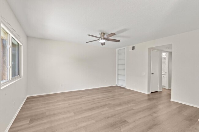 Foto del edificio - 365 N Saturmino Dr