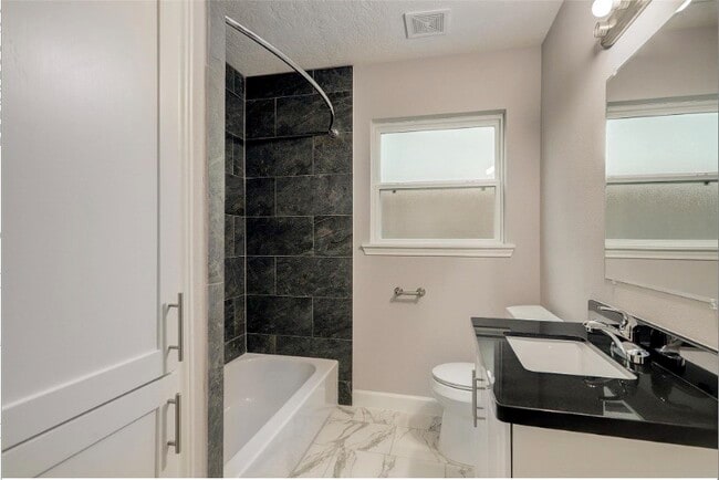 Building Photo - 4627 Maple St