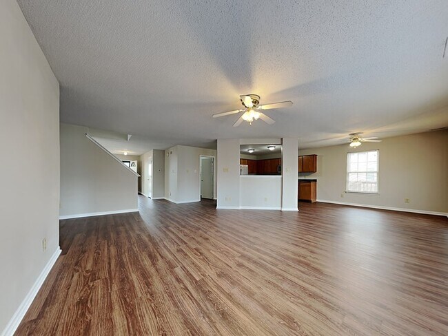 Building Photo - 4 bed 2.5 bath with back deck near Brownsb...