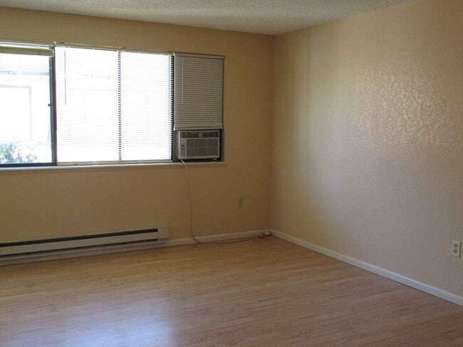 Foto del edificio - Centrally Located, 2 Bedroom Townhouse w/G...