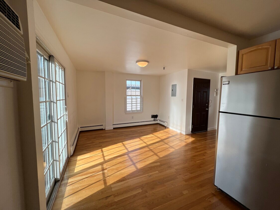 Primary Photo - 433 2nd St