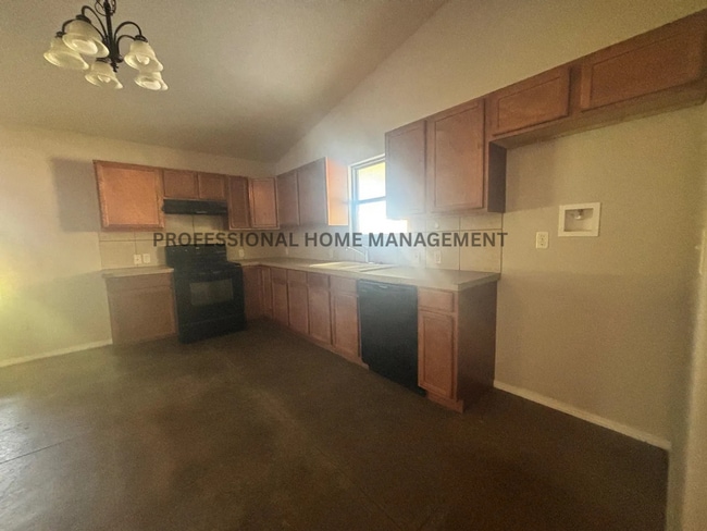 Building Photo - Spacious 5 Bedroom 3 Bath Home Near Hutchi...