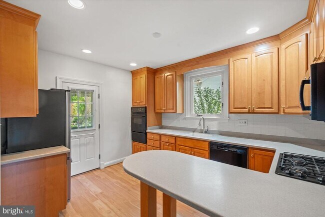 Building Photo - 7014 Beechwood Dr