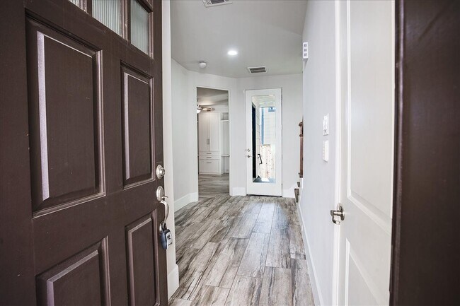 Foto del edificio - 5648 Larkin St