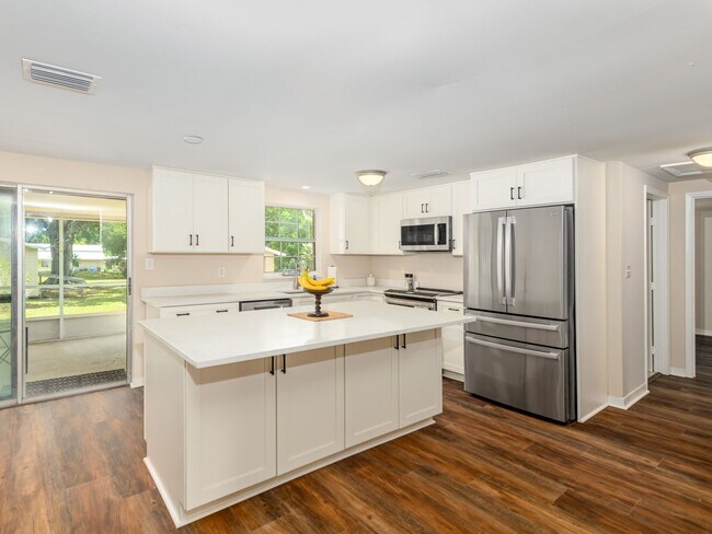 Building Photo - Valrico home on large lot with no HOA