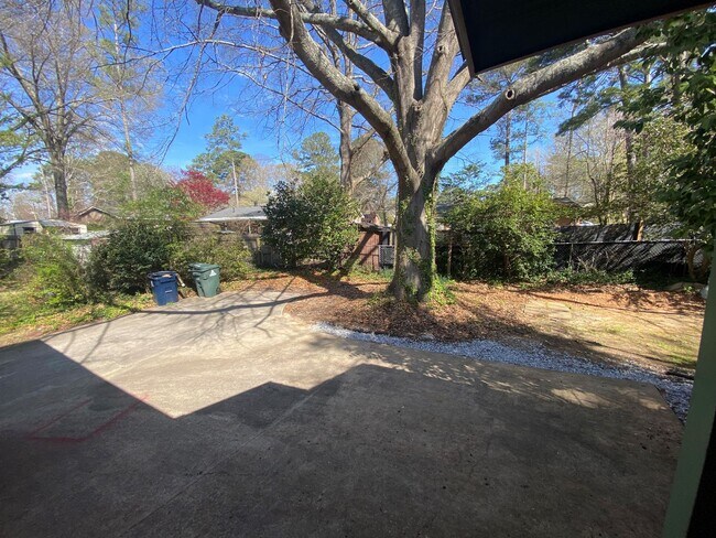 Building Photo - 1029 Crestwood Dr