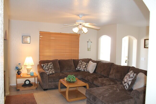 Foto del edificio - 3 Bed 1 Bath Home w/ 1 Car Garage and Larg...