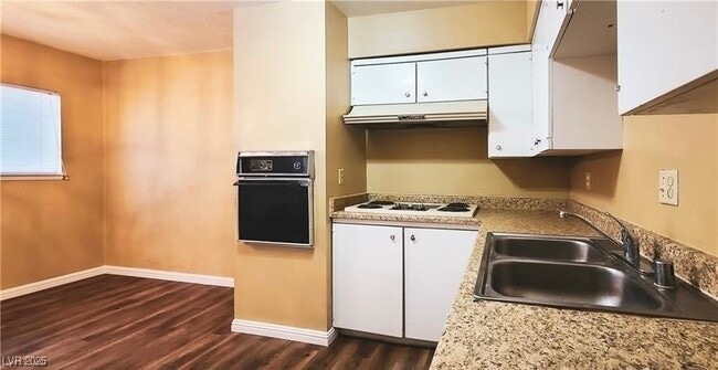 Foto del edificio - 350 E Desert Inn Rd