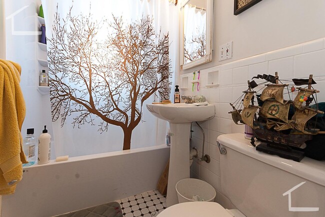 Building Photo - Charming 1 Bedroom-No Broker Fee