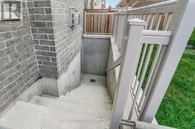 Building Photo - 1529 Devine Pt