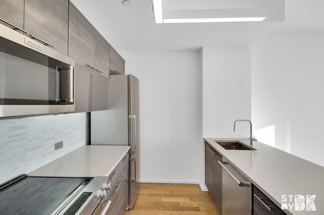 Building Photo - 172 Montague St