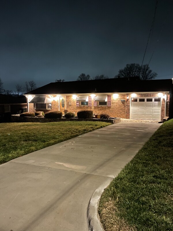 Building Photo - 606 Doe St