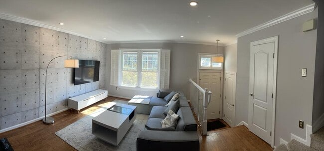 Building Photo - 1111 Quaker Hill Ct
