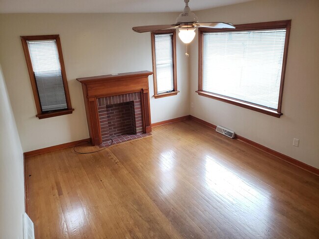 Foto del edificio - Beautiful Brick Home with Hardwood Floors