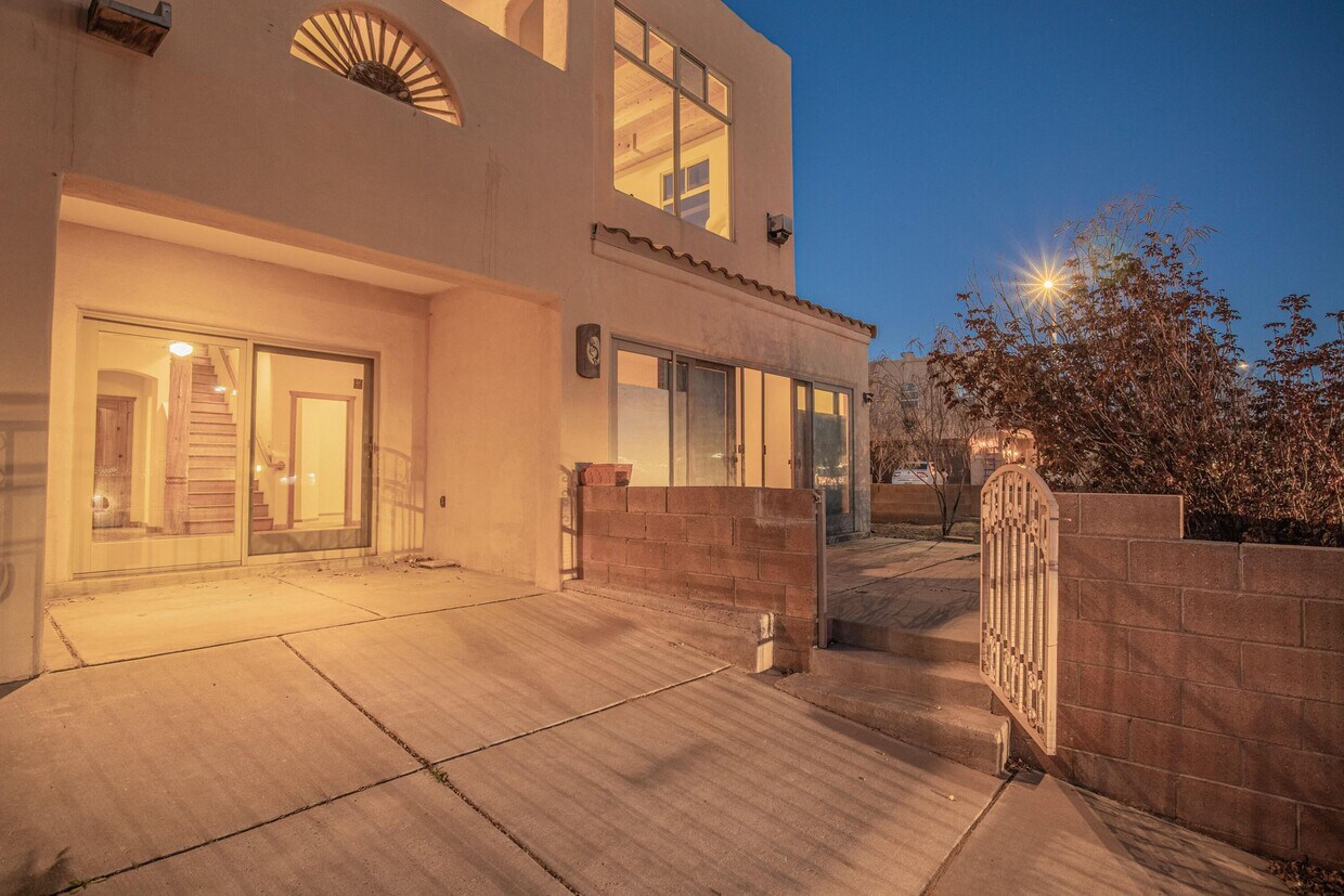 Primary Photo - 4404 Tres Vistas Rd NW