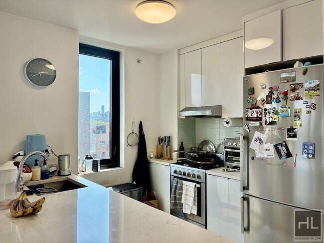 Building Photo - Stunning rent stabilized 1 bedroom with private balcony, onsite laundry, gym & roof deck