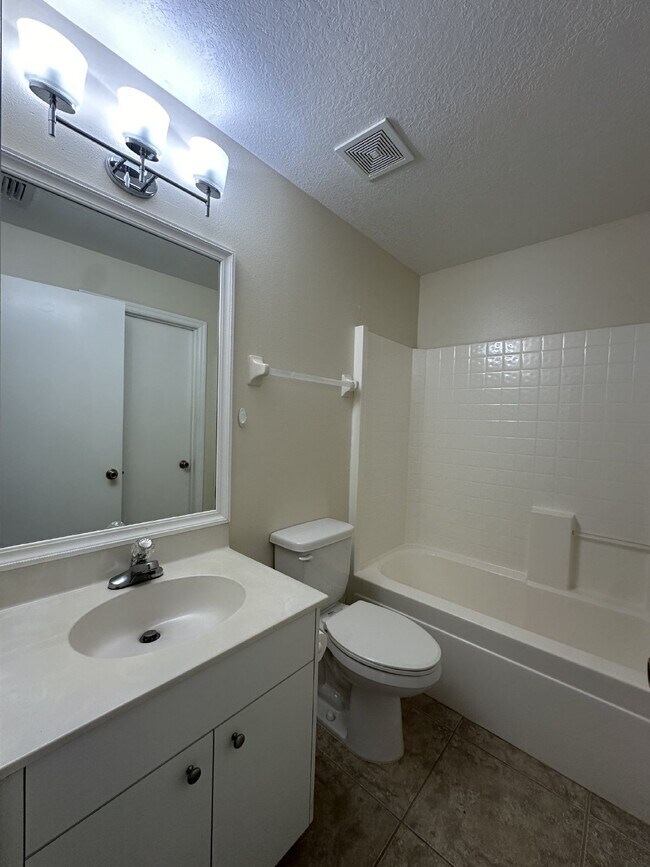 Foto del edificio - Charming 2 bedroom, 2 bathroom end unit