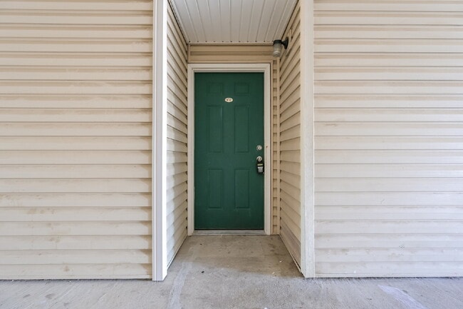 Building Photo - Spacious 3BR/2BA Ground-Level Condo in Lit...