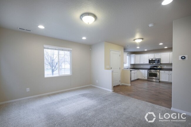 Building Photo - Spacious Home in Centerville!