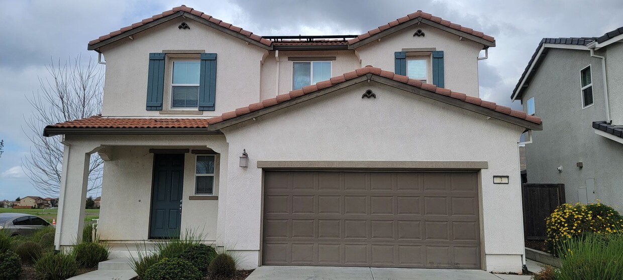 Foto principal - Adorable 3 bedroom 2.5 bath home with loft