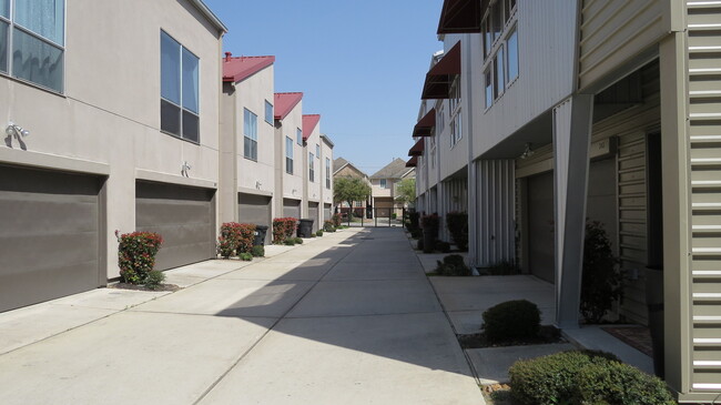 Building Photo - Modern 2/2 Townhome