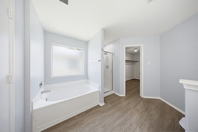 Foto del edificio - 627 Regal Hollow Ln