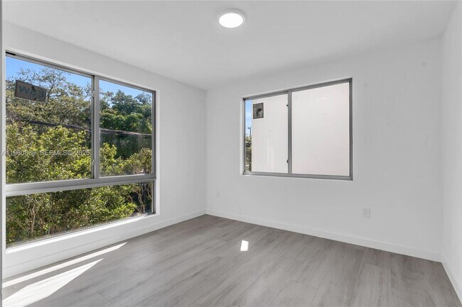 Foto del edificio - 3204 Plaza St