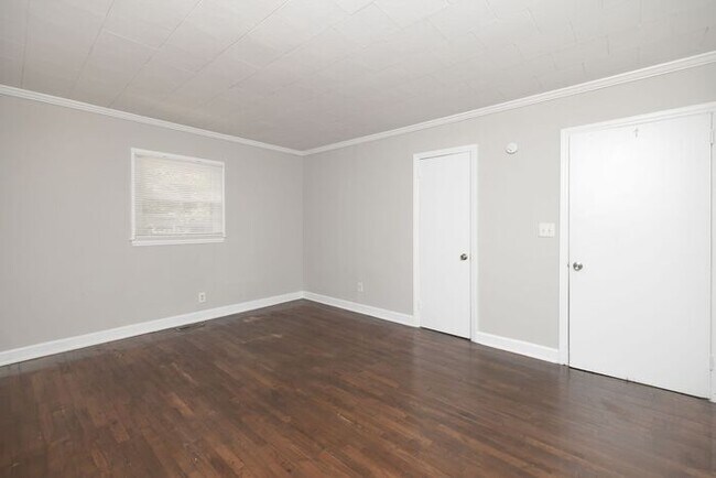 Building Photo - Retro home in trendy Carrboro