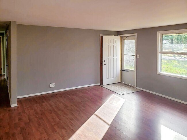 Foto del edificio - For Rent: 3 Bedroom Home with a Sunroom and Garage! Nice yard!