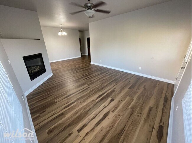 Building Photo - Spacious 3BR/2BA Duplex with Modern Amenit...