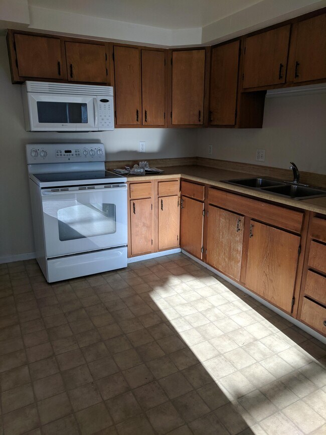 Building Photo - 2401 Bemidji Ave N