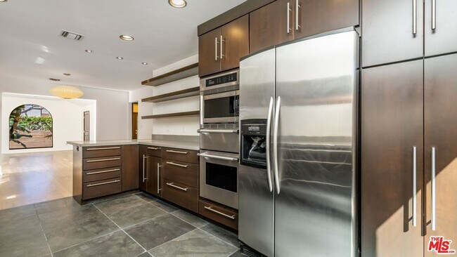 Foto del edificio - 560 N Flores St