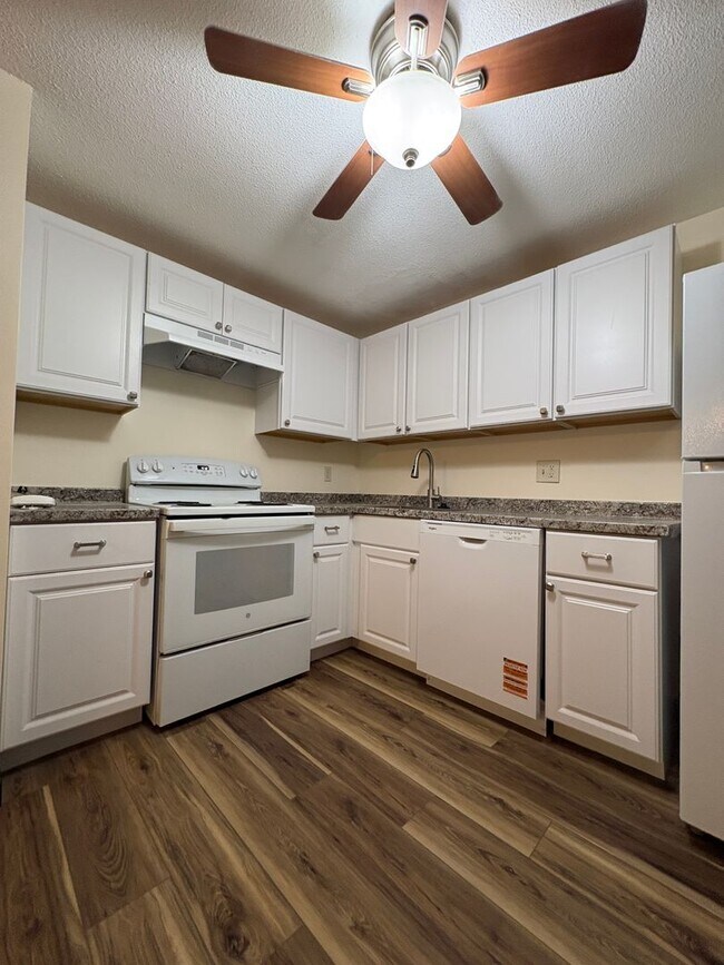 Foto del edificio - Beautifully updated 2 bedroom condo in Dracut MA