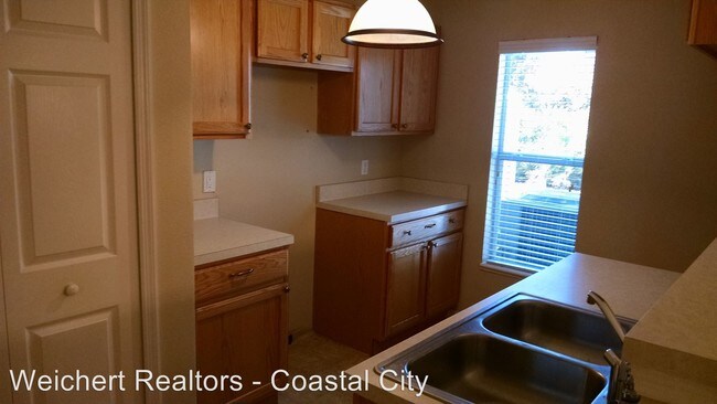 Building Photo - 11898 Lake Bend Cir
