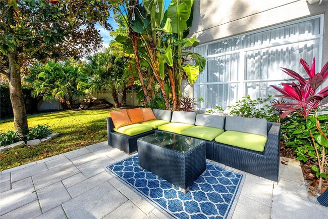 Foto del edificio - 2241 Highland Woods Dr