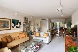 Foto del edificio - 1121 Crandon Blvd