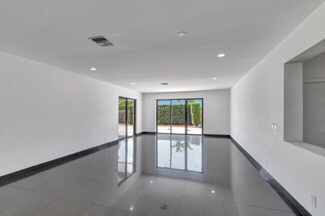 Building Photo - 187 Duke Dr
