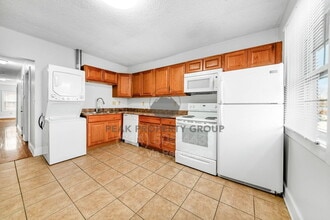 Building Photo - 1378 1/2 Indianola Ave