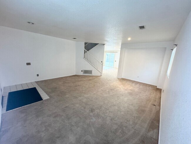 Building Photo - Spacious 5 bedroom home