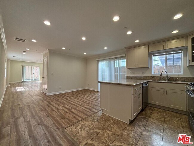 Building Photo - 6463 Varna Ave