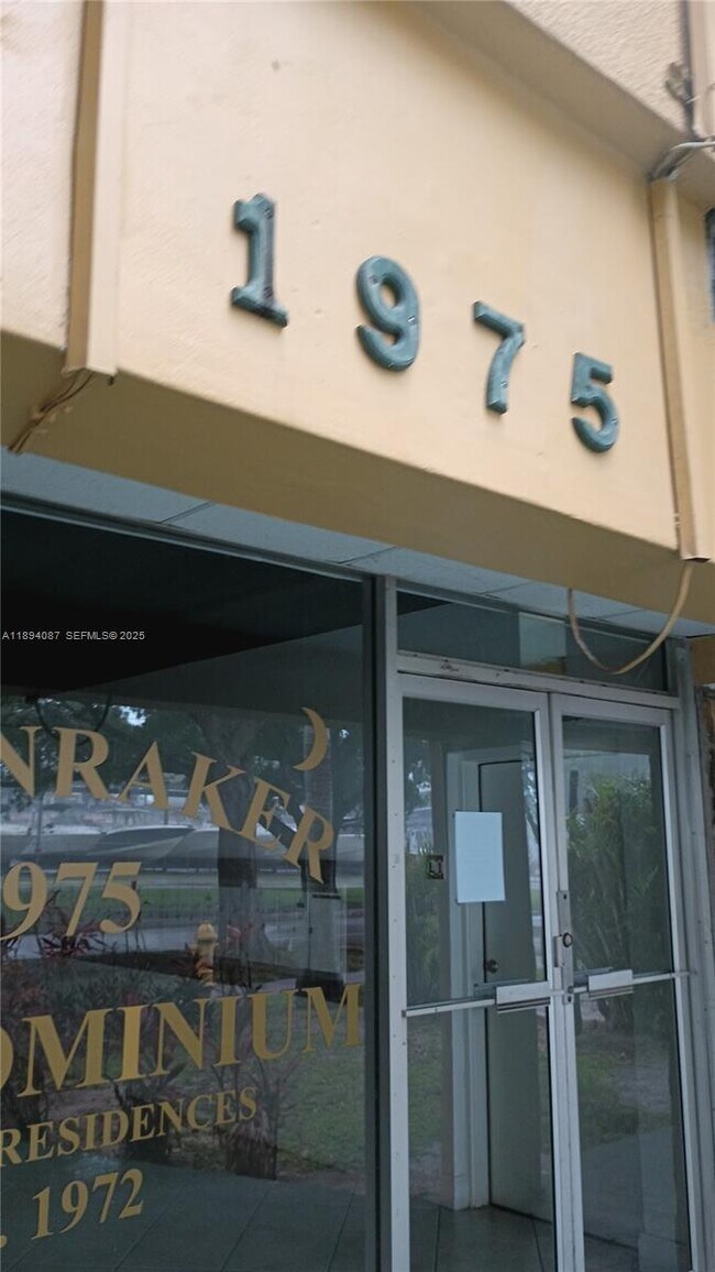 Foto del edificio - 1975 NE 135th St