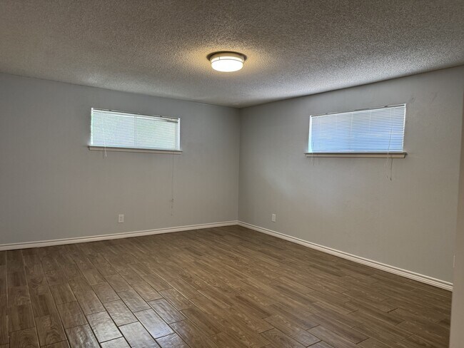 Building Photo - 2121 Oak Valley Ln