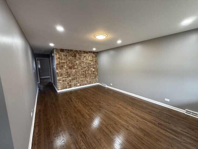 Foto del edificio - 7616 S Lorel Ave