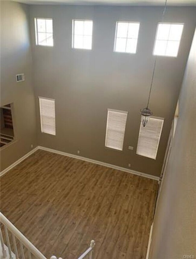 Building Photo - Charming Home