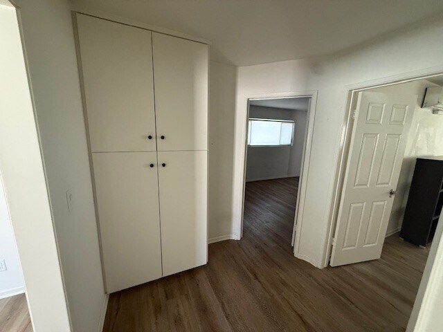 Armario de ropa blanca del pasillo - 3846 Prospect Ave