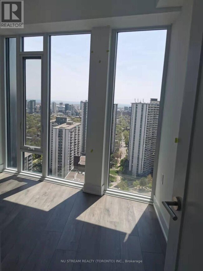 Photo du bâtiment - 575-2575 Bloor St E