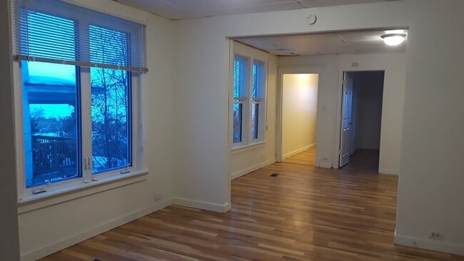 Building Photo - AVAILABLE JULY - 3 BED 1 BATH